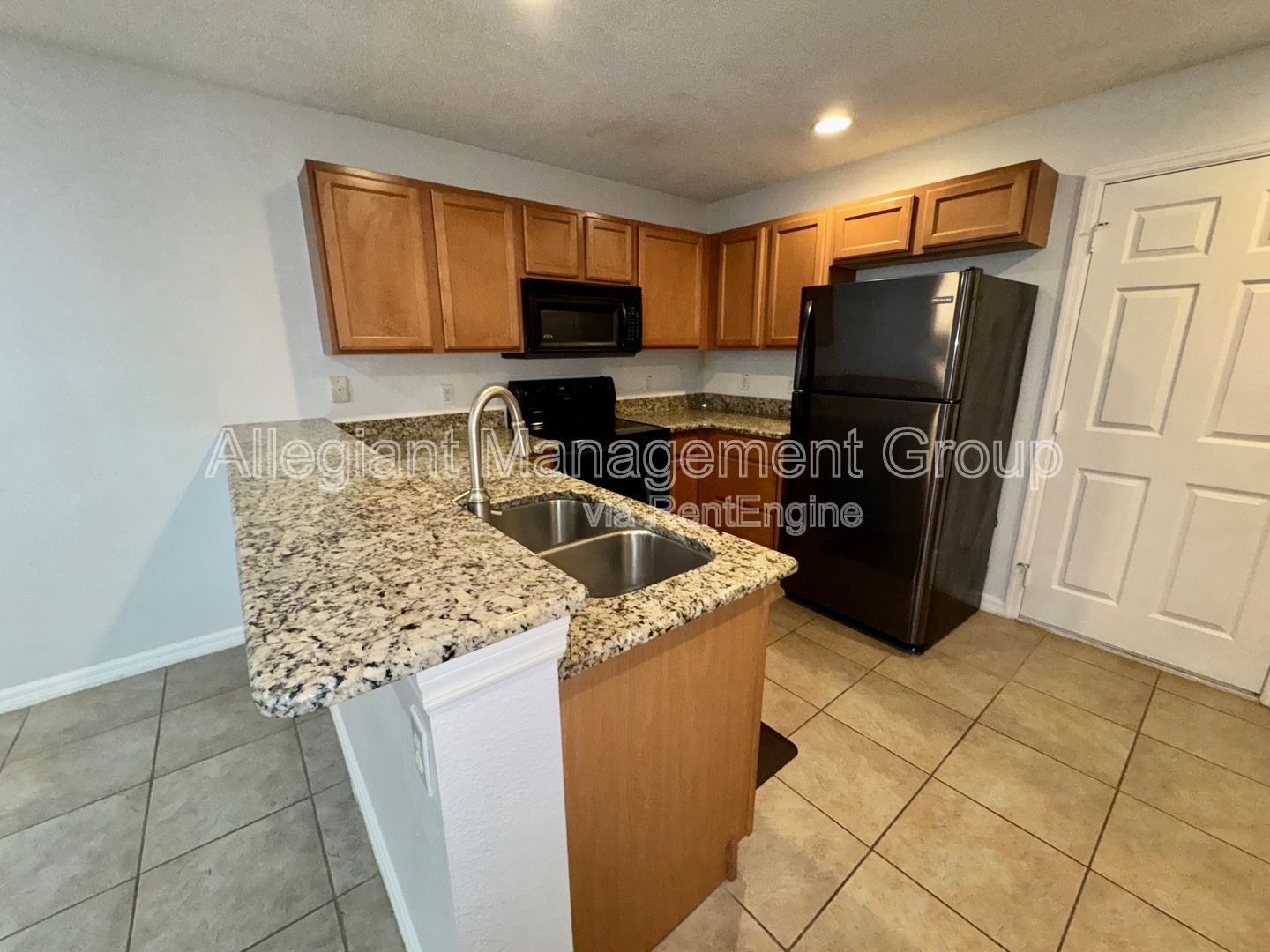 3 Bedroom 2.5 Bathroom Waterford Lakes Townhome For Rent! property image