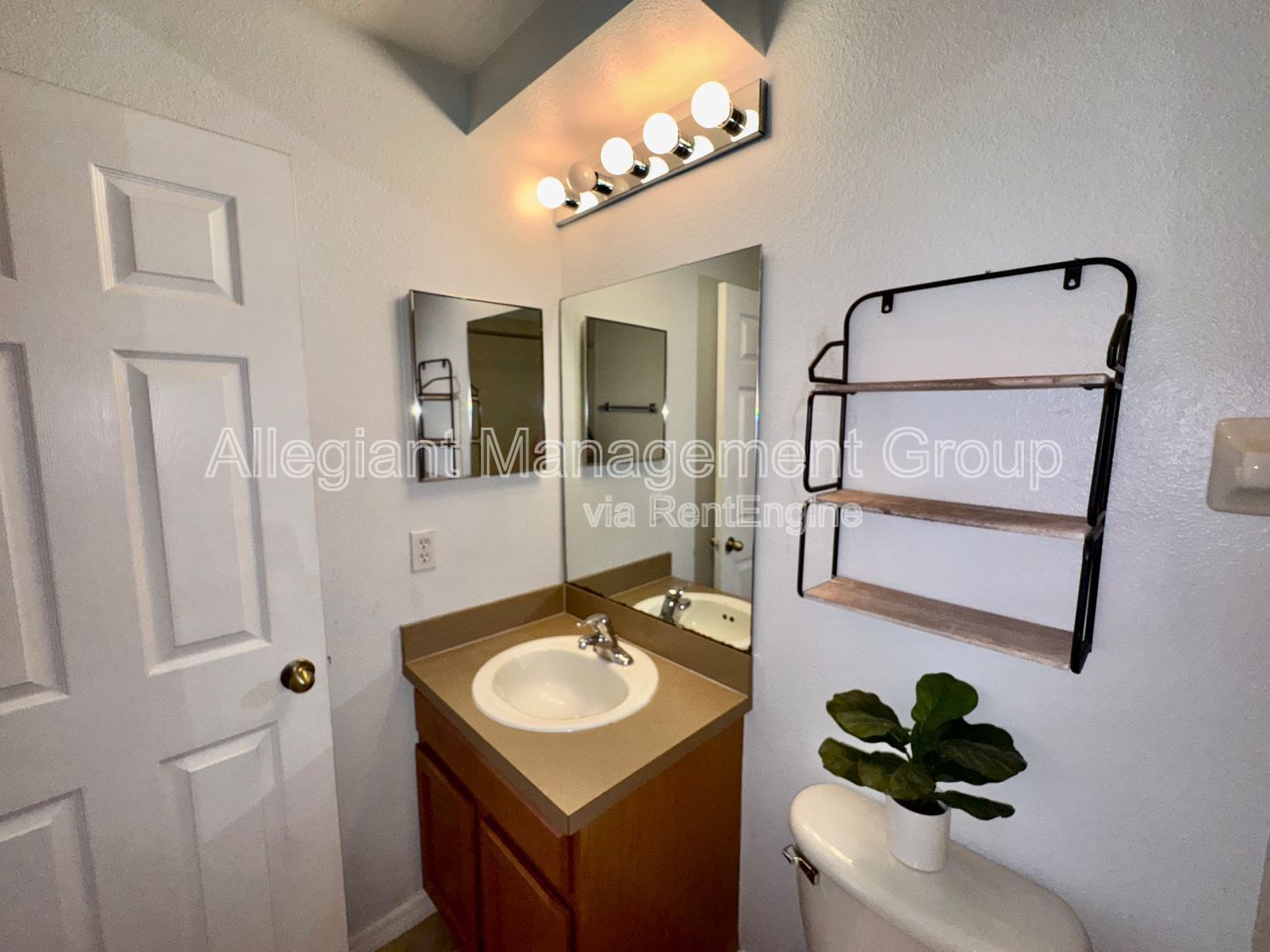 3 Bedroom 2.5 Bathroom Waterford Lakes Townhome For Rent! property image