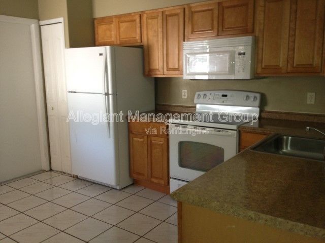 3/2 Duplex In Whisper Lakes Community ~ Fenced Yard ~ property image