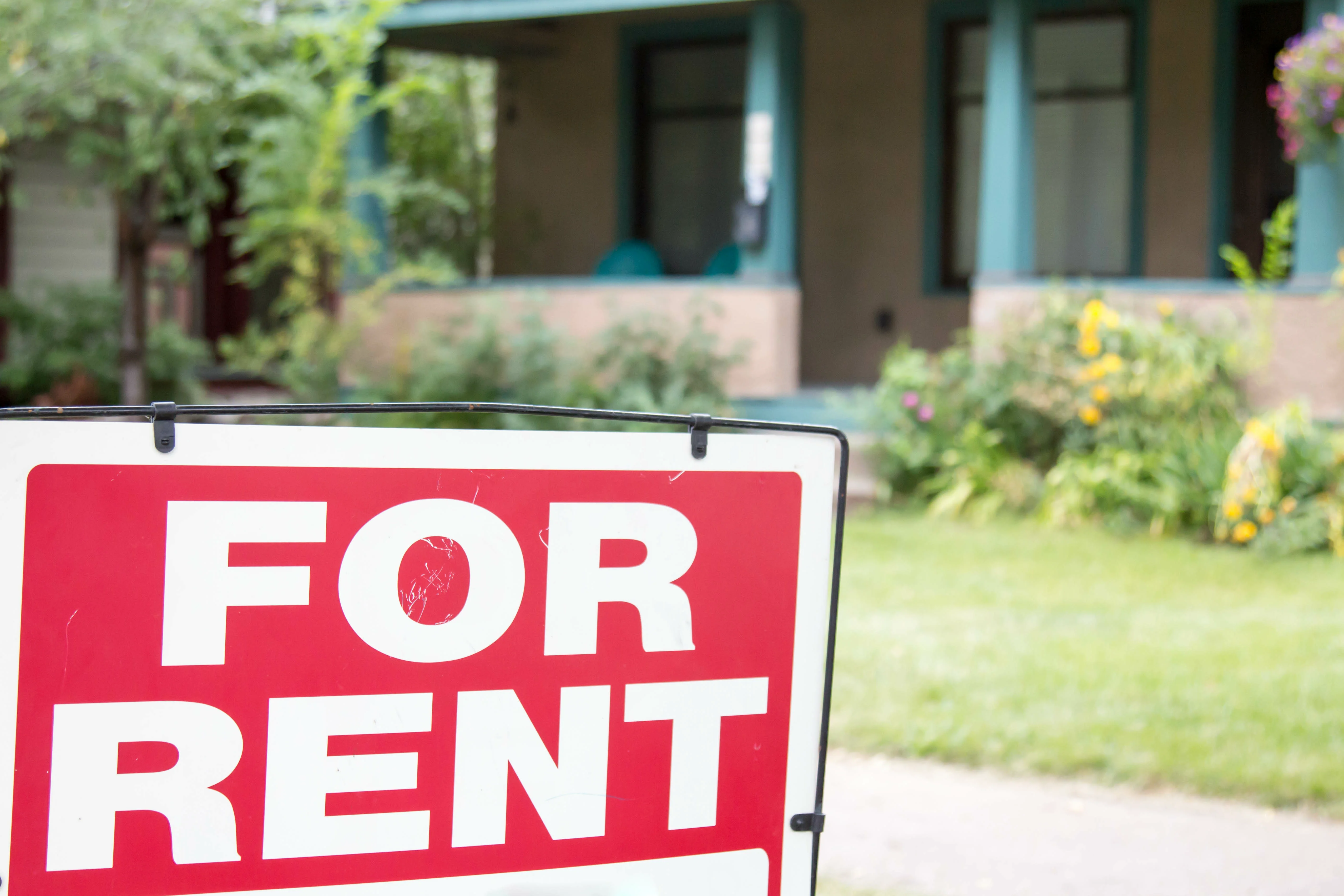 Close-up of a ‘For Rent’ sign outside a home in Kissimmee, highlighting strong long-term rental demand in the Florida real estate market with Allegiant.